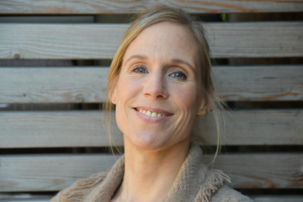 Portraitfoto der Psychologin Tanja Lindner vor ihrer Praxis für Psychologische Beratung, Paarberatung, Eheberatung, Lebensberatung, Erziehungsberatung, Familienberatung und Patchwork-Beratung in Hamburg Eimsbüttel